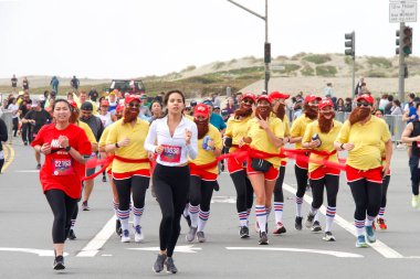 San Francisco, CA - 15 Mayıs 2022: Great Hwy 'deki yıllık Bay to Breakers yarışına katılanlar bitiş çizgisine geliyor. Bay to Breakers, eğlenceli kostümler giyen birçok katılımcısıyla ünlüdür..