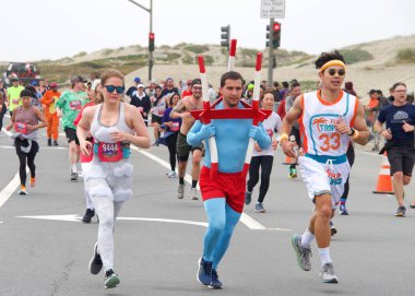 San Francisco, CA - 15 Mayıs 2022: Great Hwy 'deki yıllık Bay to Breakers yarışına katılanlar bitiş çizgisine geliyor. Bay to Breakers, eğlenceli kostümler giyen birçok katılımcısıyla ünlüdür..