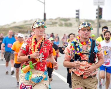 San Francisco, CA - 15 Mayıs 2022: Great Hwy 'deki yıllık Bay to Breakers yarışına katılanlar bitiş çizgisine geliyor. Bay to Breakers, eğlenceli kostümler giyen birçok katılımcısıyla ünlüdür..