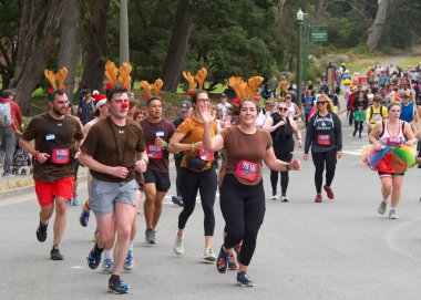 San Francisco, CA - 15 Mayıs 2022: Geleneksel Bay to Breakers yarışına katılanlar Golden Gate parkından geçiyor. Bay to Breakers, eğlenceli kostümler giyen birçok katılımcısıyla ünlüdür..