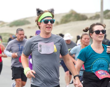 San Francisco, CA - 15 Mayıs 2022: Great Hwy 'deki yıllık Bay to Breakers yarışına katılanlar bitiş çizgisine geliyor. Bay to Breakers, eğlenceli kostümler giyen birçok katılımcısıyla ünlüdür..