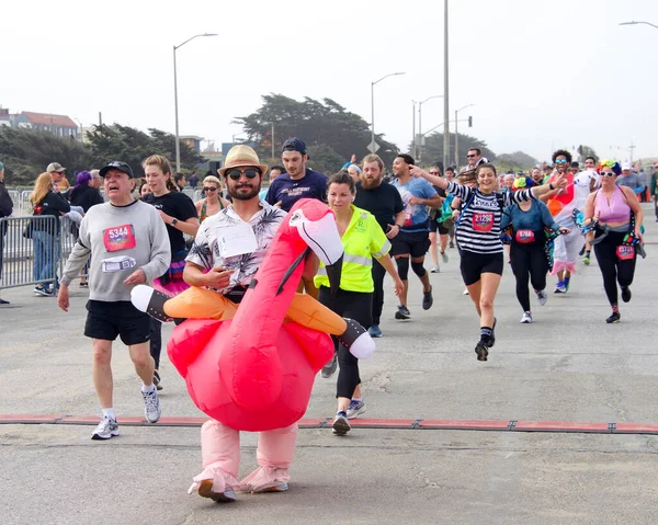 San Francisco, CA - 15 Mayıs 2022: Great Hwy 'deki yıllık Bay to Breakers yarışına katılanlar bitiş çizgisine geliyor. Bay to Breakers, eğlenceli kostümler giyen birçok katılımcısıyla ünlüdür..