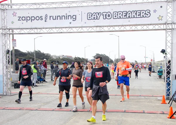 San Francisco, CA - 15 Mayıs 2022: Great Hwy 'deki yıllık Bay to Breakers yarışına katılanlar bitiş çizgisine geliyor. Bay to Breakers, eğlenceli kostümler giyen birçok katılımcısıyla ünlüdür..