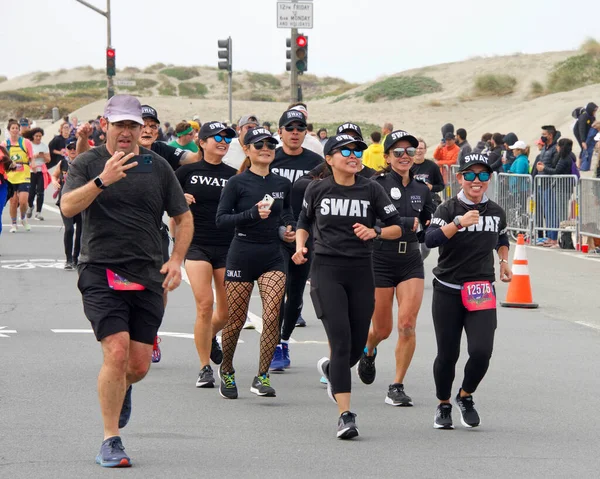 San Francisco, CA - 15 Mayıs 2022: Great Hwy 'deki yıllık Bay to Breakers yarışına katılanlar bitiş çizgisine geliyor. Bay to Breakers, eğlenceli kostümler giyen birçok katılımcısıyla ünlüdür..