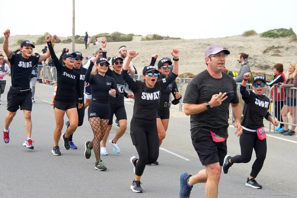 San Francisco, CA - 15 Mayıs 2022: Great Hwy 'deki yıllık Bay to Breakers yarışına katılanlar bitiş çizgisine geliyor. Bay to Breakers, eğlenceli kostümler giyen birçok katılımcısıyla ünlüdür..