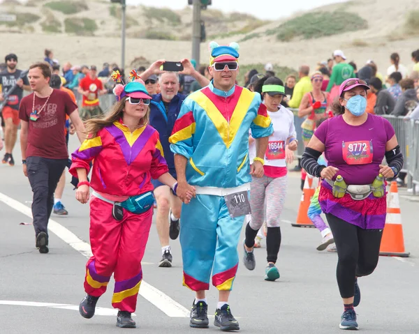 San Francisco, CA - 15 Mayıs 2022: Great Hwy 'deki yıllık Bay to Breakers yarışına katılanlar bitiş çizgisine geliyor. Bay to Breakers, eğlenceli kostümler giyen birçok katılımcısıyla ünlüdür..