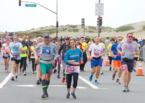 San Francisco, CA - 15 Mayıs 2022: Great Hwy 'deki yıllık Bay to Breakers yarışına katılanlar bitiş çizgisine geliyor. Bay to Breakers, eğlenceli kostümler giyen birçok katılımcısıyla ünlüdür..