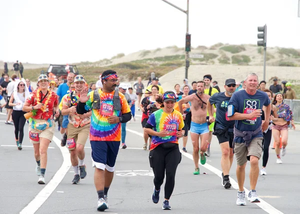 San Francisco, CA - 15 Mayıs 2022: Great Hwy 'deki yıllık Bay to Breakers yarışına katılanlar bitiş çizgisine geliyor. Bay to Breakers, eğlenceli kostümler giyen birçok katılımcısıyla ünlüdür..