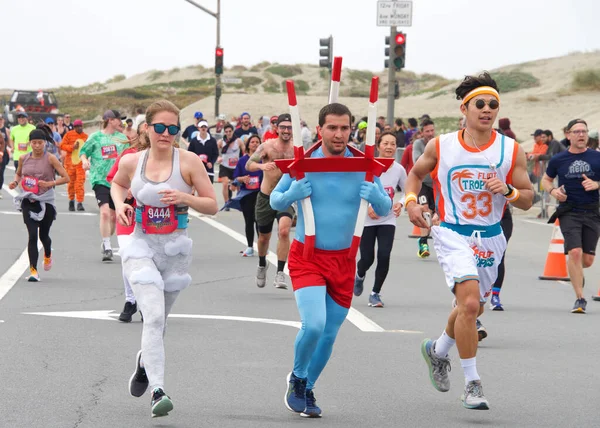 San Francisco, CA - 15 Mayıs 2022: Great Hwy 'deki yıllık Bay to Breakers yarışına katılanlar bitiş çizgisine geliyor. Bay to Breakers, eğlenceli kostümler giyen birçok katılımcısıyla ünlüdür..