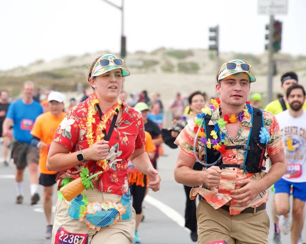 San Francisco, CA - 15 Mayıs 2022: Great Hwy 'deki yıllık Bay to Breakers yarışına katılanlar bitiş çizgisine geliyor. Bay to Breakers, eğlenceli kostümler giyen birçok katılımcısıyla ünlüdür..