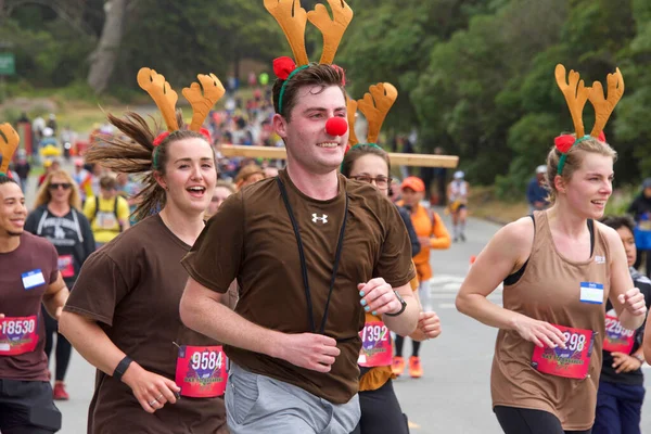 San Francisco, CA - 15 Mayıs 2022: Geleneksel Bay to Breakers yarışına katılanlar Golden Gate parkından geçiyor. Bay to Breakers, eğlenceli kostümler giyen birçok katılımcısıyla ünlüdür..