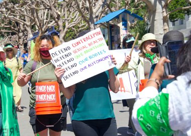 Berkeley, CA - 9 Nisan 2022: Tanımlanamayan katılımcılar kürtaj hakkı için yürüyorlar. Berkeley kampüsündeki Sproul Plaza 'dan Telegraph' a doğru gidiyor..