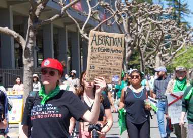 Berkeley, CA - 9 Nisan 2022: Tanımlanamayan katılımcılar kürtaj hakkı için yürüyorlar. Berkeley kampüsündeki Sproul Plaza 'dan Telegraph' a doğru gidiyor..