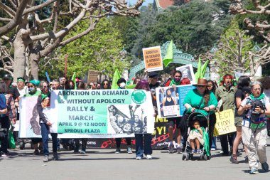 Berkeley, CA - 9 Nisan 2022: Tanımlanamayan katılımcılar kürtaj hakkı için yürüyorlar. Berkeley kampüsündeki Sproul Plaza 'dan Telegraph' a doğru gidiyor..