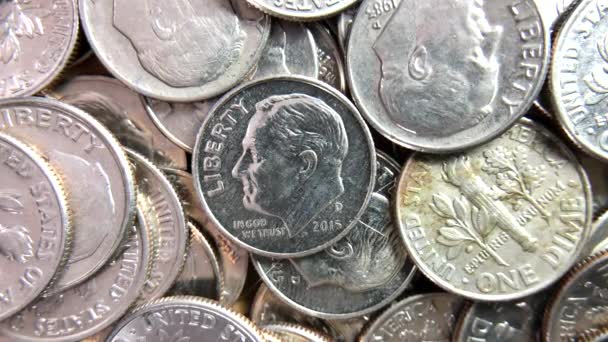 Hdビデオは 米国の10セント硬貨であるダイムの山の真ん中の1枚のコインで拡大しています 10セント硬貨は私たちが今日使う中で最も小さく薄い硬貨です — ストック動画
