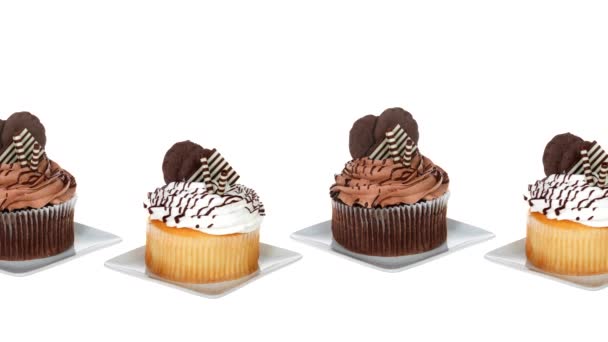 Vídeo Acima Panning Através Linha Cupcakes Alternando Chocolate Com Baunilha — Vídeo de Stock