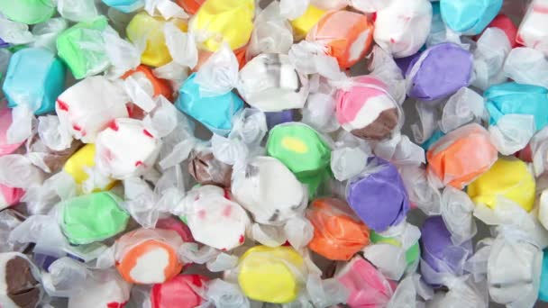 在美国和加拿大的木板路上 各种颜色的纸包装的咸水太妃糖被高清视频放大 在木板路上广泛销售 — 图库视频影像