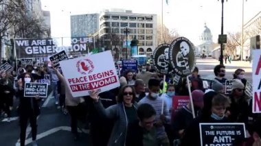 San Francisco, CA - 23 Ocak 2021: 4K Kimliği belirlenemeyen katılımcıların 17. Yaşam Yürüyüşü 'nde ellerinde profesyonel yaşam sinyalleri ve pankartlarla Market Caddesi' nden aşağı yürüyüşlerinin videosu. Bazı insanlar maske takıyor, bazıları takmıyor..