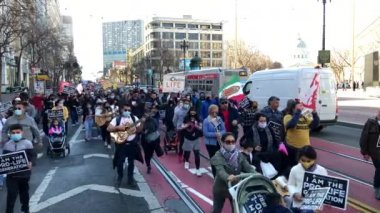 San Francisco, CA - 23 Ocak 2021: 4K Kimliği belirlenemeyen katılımcıların 17. Yaşam Yürüyüşü 'nde ellerinde profesyonel yaşam sinyalleri ve pankartlarla Market Caddesi' nden aşağı yürüyüşlerinin videosu. Bazı insanlar maske takıyor, bazıları takmıyor..