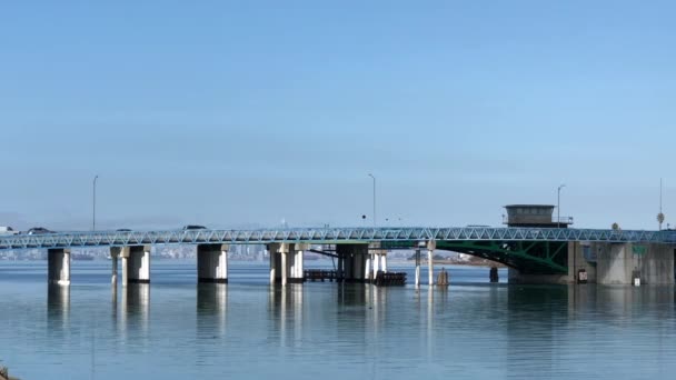 메다의 아일랜드 다리를 가로지르는 125 피트의 다리는 레안드로 San Leandro — 비디오