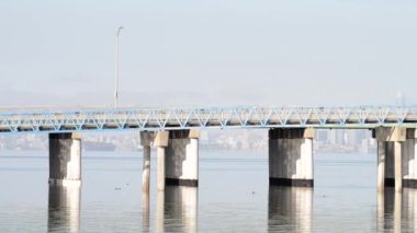 HD video Alameda 'daki Bay Farm Adası Köprüsü' nden geçiyor. 45 metrelik tek yapraklı baskül köprüsü San Leandro Körfezi körfezinden Alameda, CA 'daki Otis Drive' daki Oakland Estuary 'e kadar uzanıyor.