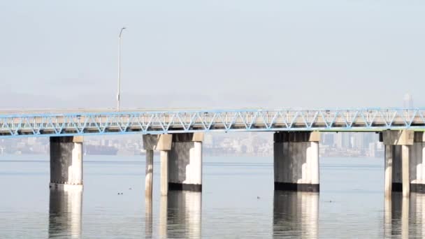 다리를 가로지르고 있습니다 125 피트의 다리는 레안드로 San Leandro Bay — 비디오
