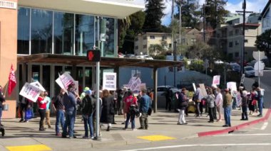 Oakland, CA - 20 Şubat 2021: 4K Kimliği belirsiz katılımcılar Amazon 'un çalışanlarına davranışını ve işçi sendikasını bozma girişimlerini protesto ediyorlar.
