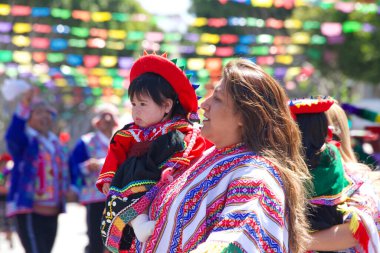 San Francisco, CA - 29 Mayıs 2022: Mission District 'teki 44. Geleneksel Karnaval Büyük Geçit Töreni' nin bu yılki teması Colores de Amor. Ayrıcalık, Aile ve Topluluk.
