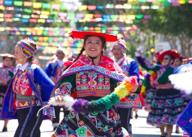 San Francisco, CA - 29 Mayıs 2022: Mission District 'teki 44. Geleneksel Karnaval Büyük Geçit Töreni' nin bu yılki teması Colores de Amor. Ayrıcalık, Aile ve Topluluk.
