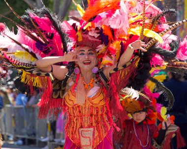 San Francisco, CA - 29 Mayıs 2022: Mission District 'teki 44. Geleneksel Karnaval Büyük Geçit Töreni' nin bu yılki teması Colores de Amor. Ayrıcalık, Aile ve Topluluk.
