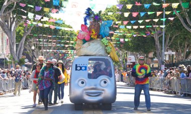 San Francisco, CA - 29 Mayıs 2022: Mission District 'teki 44. Geleneksel Karnaval Büyük Geçit Töreni' nin bu yılki teması Colores de Amor. Ayrıcalık, Aile ve Topluluk.