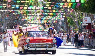 San Francisco, CA - 29 Mayıs 2022: Mission District 'teki 44. Geleneksel Karnaval Büyük Geçit Töreni' nin bu yılki teması Colores de Amor. Ayrıcalık, Aile ve Topluluk.