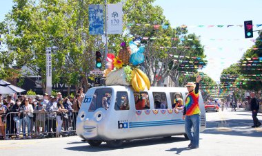 San Francisco, CA - 29 Mayıs 2022: Mission District 'teki 44. Geleneksel Karnaval Büyük Geçit Töreni' nin bu yılki teması Colores de Amor. Ayrıcalık, Aile ve Topluluk.