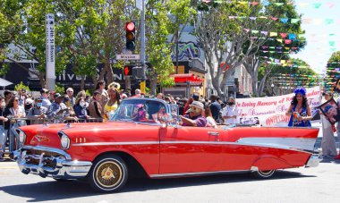 San Francisco, CA - 29 Mayıs 2022: Mission District 'teki 44. Geleneksel Karnaval Büyük Geçit Töreni' nin bu yılki teması Colores de Amor. Ayrıcalık, Aile ve Topluluk.