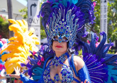 San Francisco, CA - 29 Mayıs 2022: Mission District 'teki 44. Geleneksel Karnaval Büyük Geçit Töreni' nin bu yılki teması Colores de Amor. Ayrıcalık, Aile ve Topluluk.