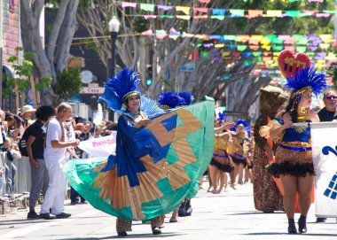 San Francisco, CA - 29 Mayıs 2022: Mission District 'teki 44. Geleneksel Karnaval Büyük Geçit Töreni' nin bu yılki teması Colores de Amor. Ayrıcalık, Aile ve Topluluk.