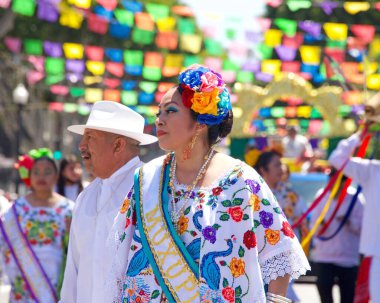 San Francisco, CA - 29 Mayıs 2022: Mission District 'teki 44. Geleneksel Karnaval Büyük Geçit Töreni' nin bu yılki teması Colores de Amor. Ayrıcalık, Aile ve Topluluk.