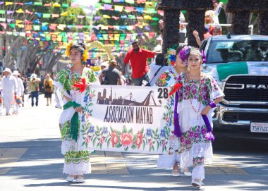 San Francisco, CA - 29 Mayıs 2022: Mission District 'teki 44. Geleneksel Karnaval Büyük Geçit Töreni' nin bu yılki teması Colores de Amor. Ayrıcalık, Aile ve Topluluk.