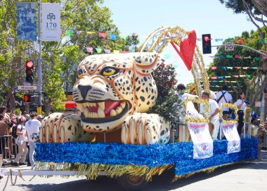 San Francisco, CA - 29 Mayıs 2022: Mission District 'teki 44. Geleneksel Karnaval Büyük Geçit Töreni' nin bu yılki teması Colores de Amor. Ayrıcalık, Aile ve Topluluk.