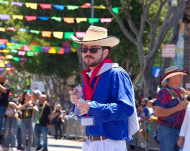 San Francisco, CA - 29 Mayıs 2022: Mission District 'teki 44. Geleneksel Karnaval Büyük Geçit Töreni' nin bu yılki teması Colores de Amor. Ayrıcalık, Aile ve Topluluk.
