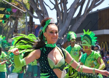 San Francisco, CA - 29 Mayıs 2022: Mission District 'teki 44. Geleneksel Karnaval Büyük Geçit Töreni' nin bu yılki teması Colores de Amor. Ayrıcalık, Aile ve Topluluk.