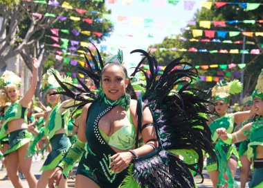 San Francisco, CA - 29 Mayıs 2022: Mission District 'teki 44. Geleneksel Karnaval Büyük Geçit Töreni' nin bu yılki teması Colores de Amor. Ayrıcalık, Aile ve Topluluk.