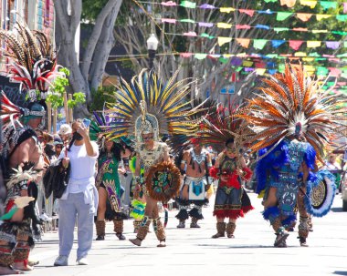 San Francisco, CA - 29 Mayıs 2022: Mission District 'teki 44. Geleneksel Karnaval Büyük Geçit Töreni' nin bu yılki teması Colores de Amor. Ayrıcalık, Aile ve Topluluk.