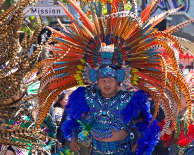 San Francisco, CA - 29 Mayıs 2022: Mission District 'teki 44. Geleneksel Karnaval Büyük Geçit Töreni' nin bu yılki teması Colores de Amor. Ayrıcalık, Aile ve Topluluk.