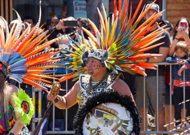 San Francisco, CA - 29 Mayıs 2022: Mission District 'teki 44. Geleneksel Karnaval Büyük Geçit Töreni' nin bu yılki teması Colores de Amor. Ayrıcalık, Aile ve Topluluk.