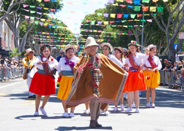San Francisco, CA - 29 Mayıs 2022: Mission District 'teki 44. Geleneksel Karnaval Büyük Geçit Töreni' nin bu yılki teması Colores de Amor. Ayrıcalık, Aile ve Topluluk.