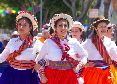 San Francisco, CA - 29 Mayıs 2022: Mission District 'teki 44. Geleneksel Karnaval Büyük Geçit Töreni' nin bu yılki teması Colores de Amor. Ayrıcalık, Aile ve Topluluk.