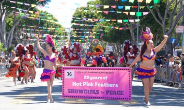 San Francisco, CA - 29 Mayıs 2022: Mission District 'teki 44. Geleneksel Karnaval Büyük Geçit Töreni' nin bu yılki teması Colores de Amor. Ayrıcalık, Aile ve Topluluk.