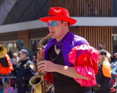 San Francisco, CA - 29 Mayıs 2022: Mission District 'teki 44. Geleneksel Karnaval Büyük Geçit Töreni' nin bu yılki teması Colores de Amor. Ayrıcalık, Aile ve Topluluk.