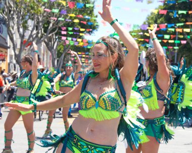 San Francisco, CA - 29 Mayıs 2022: Mission District 'teki 44. Geleneksel Karnaval Büyük Geçit Töreni' nin bu yılki teması Colores de Amor. Ayrıcalık, Aile ve Topluluk.